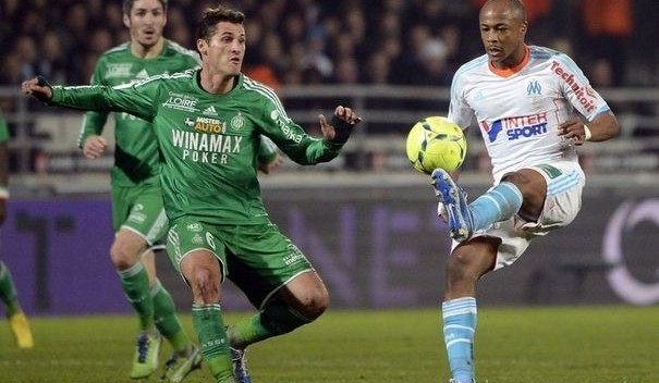 L'attaquant de marseille andre ayew a droite lors du match contre saint etienne le 23 decembre 2012 a marseille