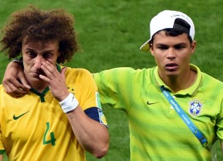 Thiago Silva réconforte David Luiz en pleurs