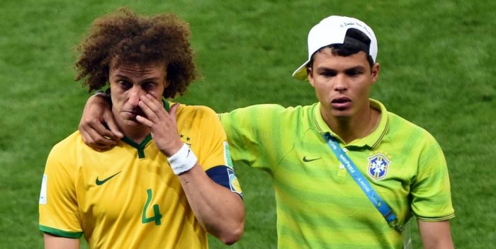 Thiago Silva réconforte David Luiz en pleurs